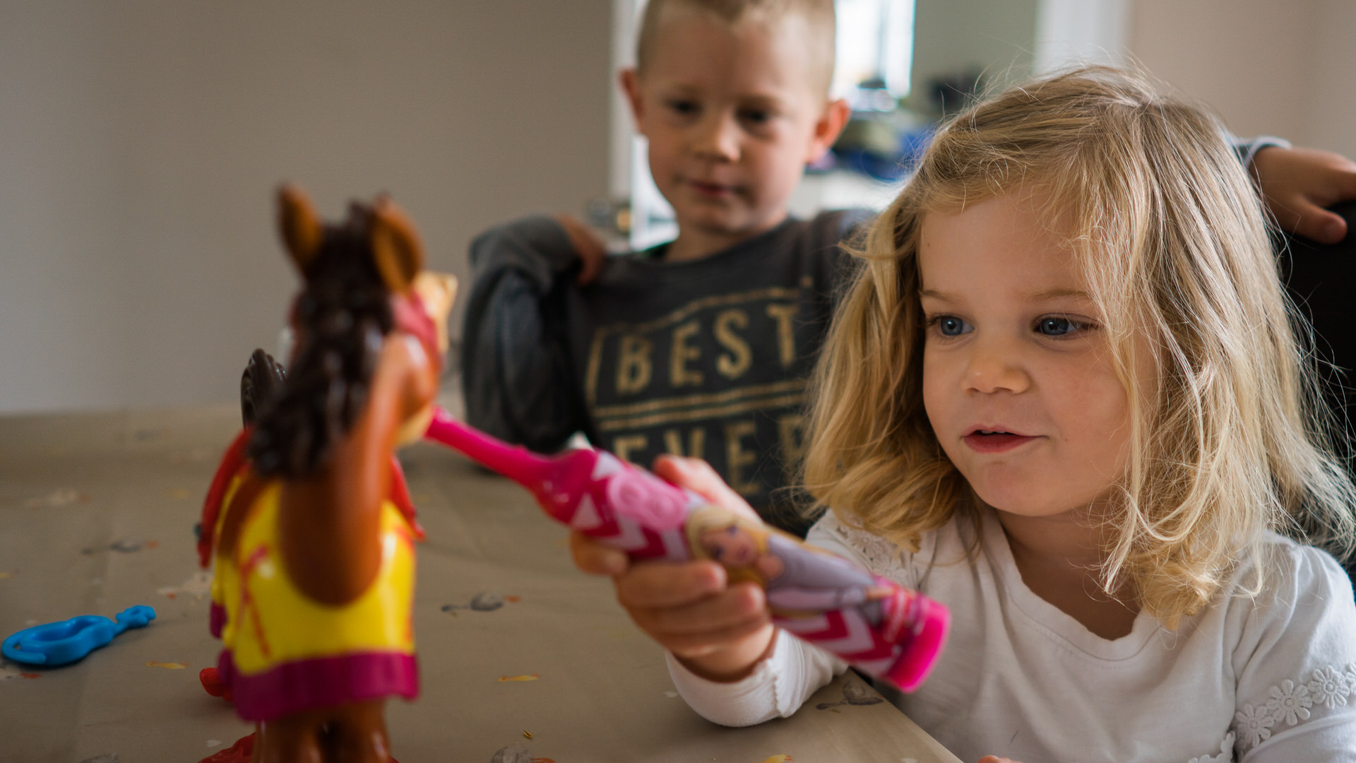 girl brushe buckeroo with toothbrush during a real life family shoot