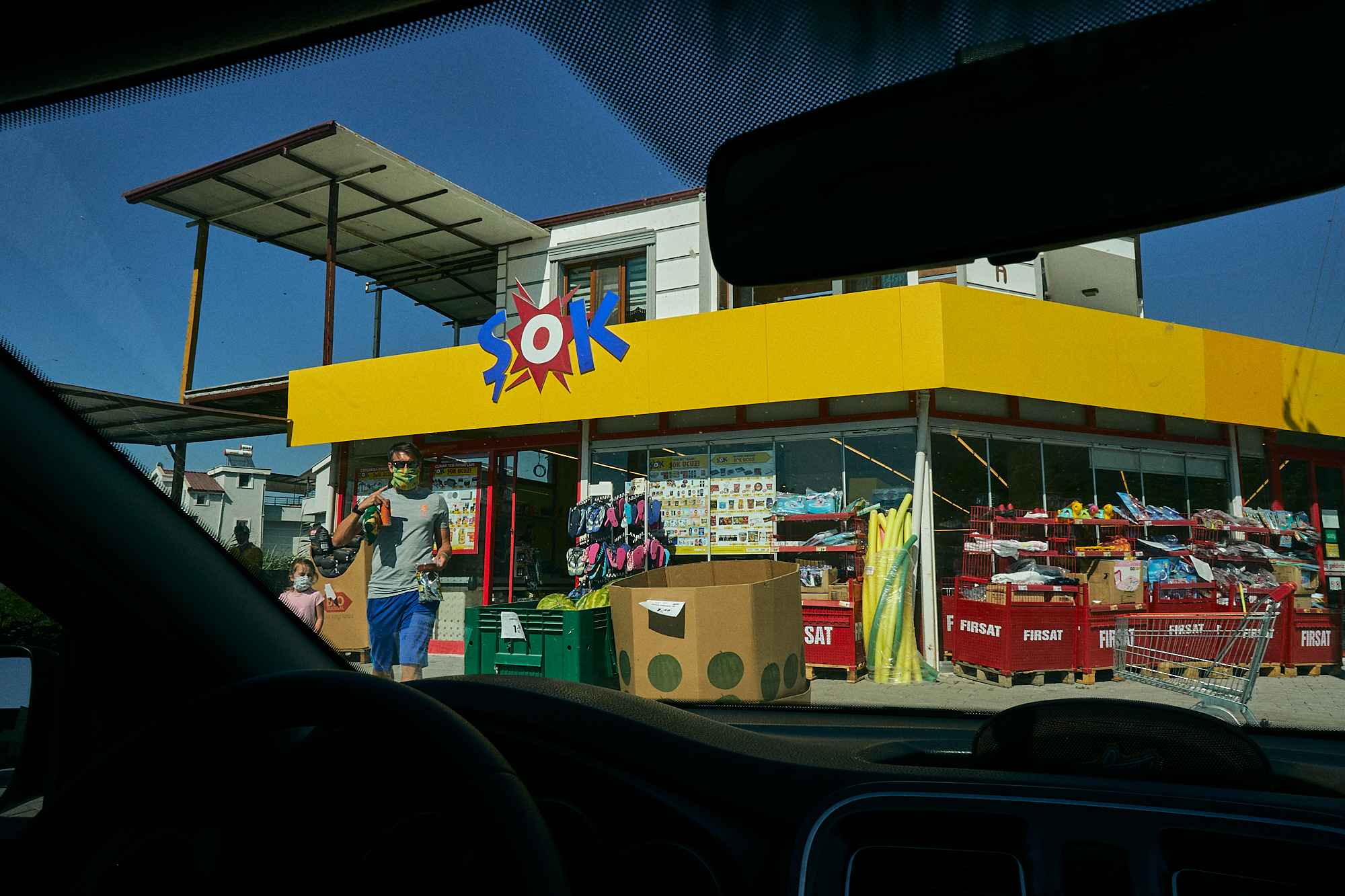 dad leaves store with mask on during coronavirus in Turkey