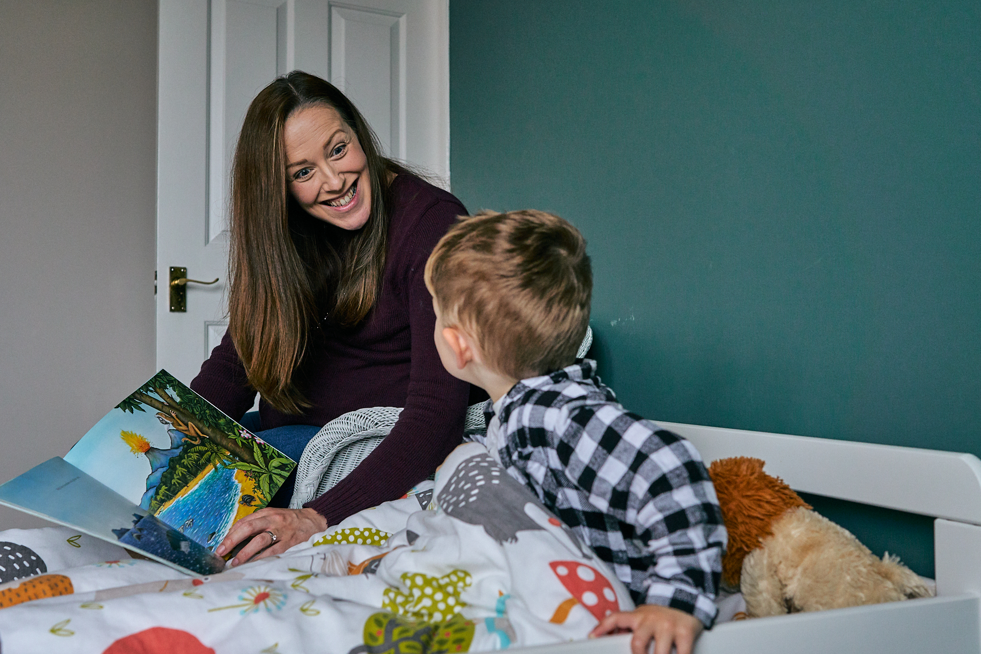 pregnant mum reads book during family photoshoot