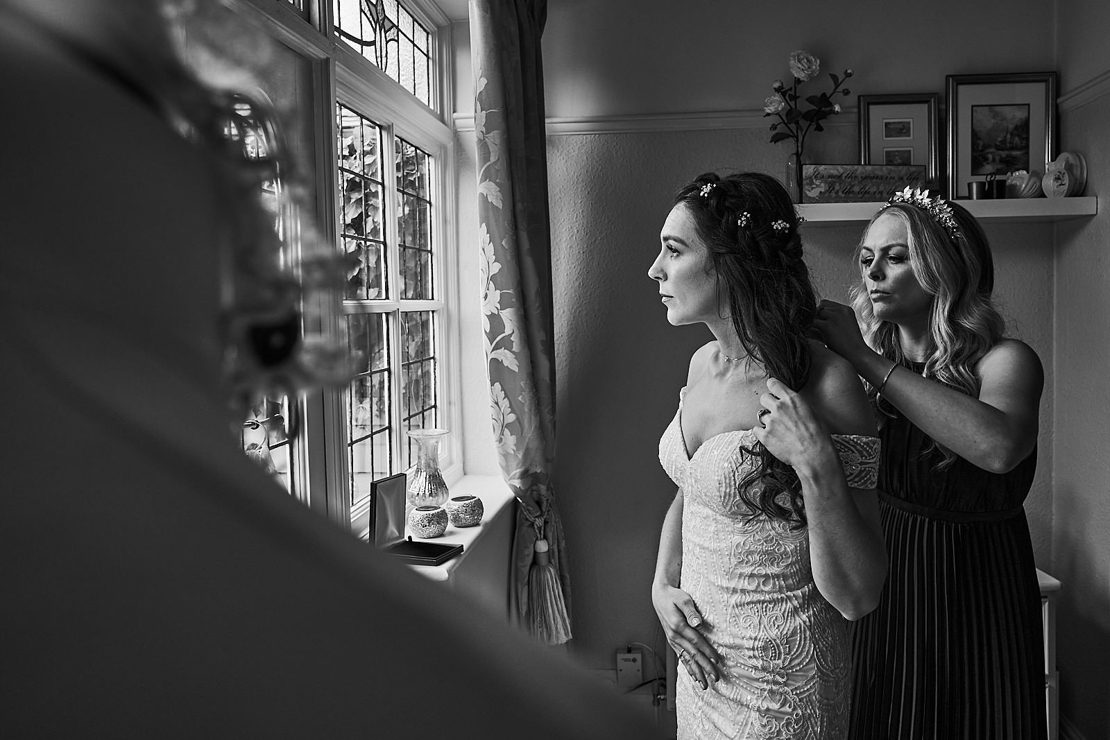 bride gets help with neckalace