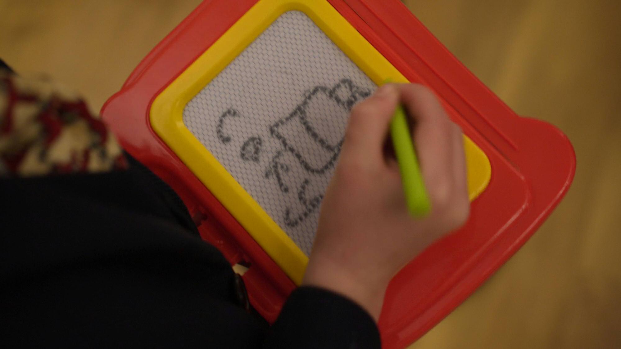 a little guest makes a fun sign for the wedding cake