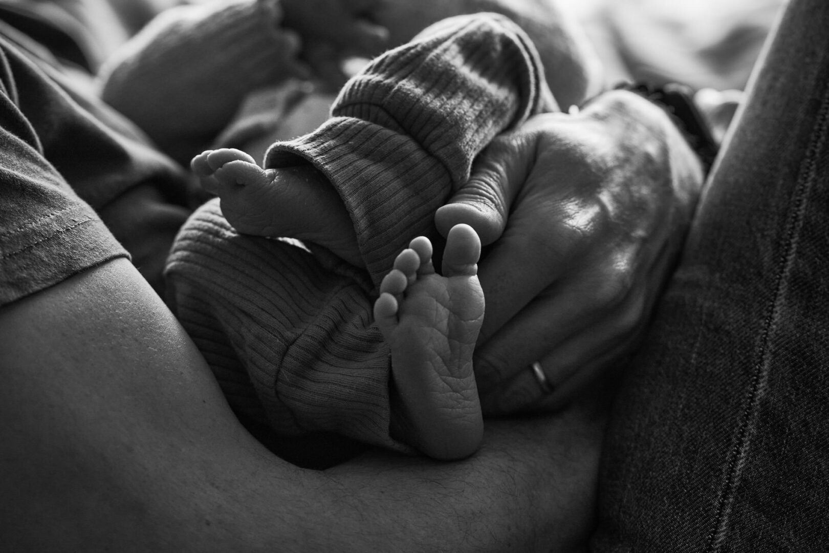 a detailed photo of a newborn babys feet