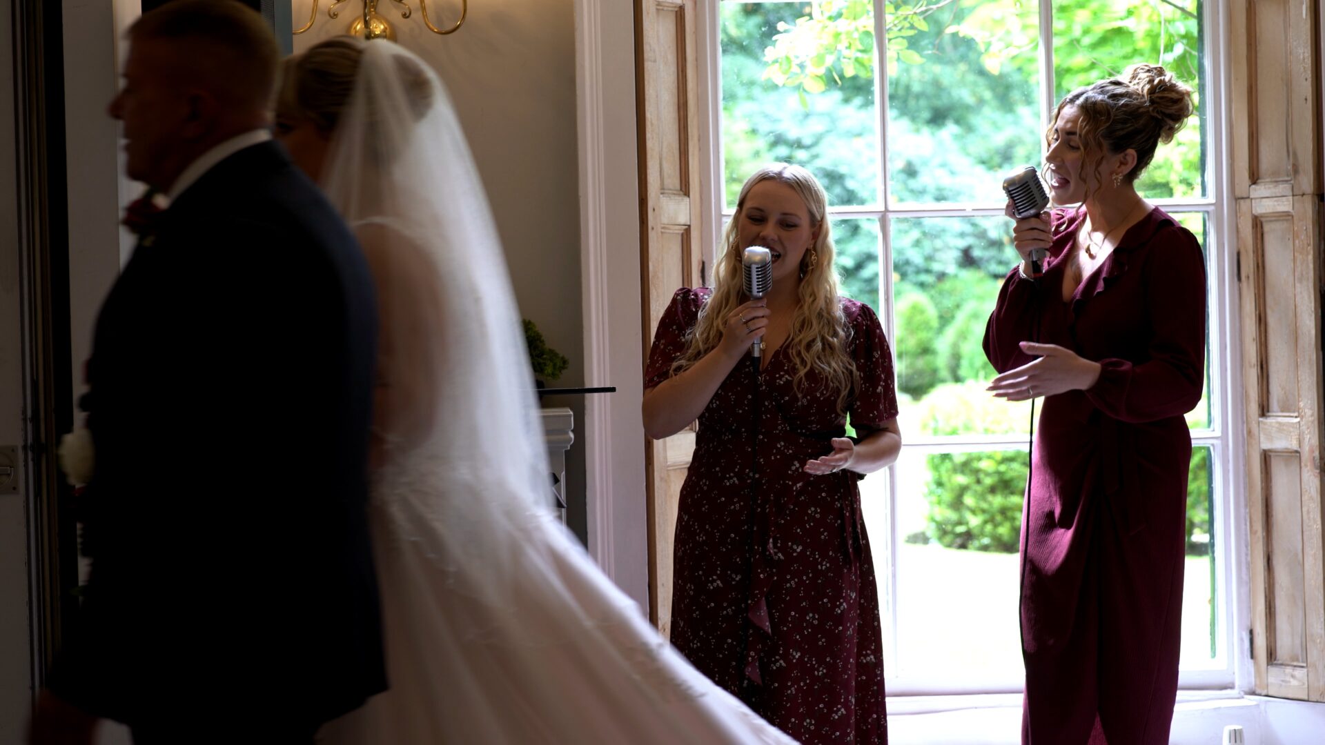 harmony singing duo sing the bride down the aisle to a country song